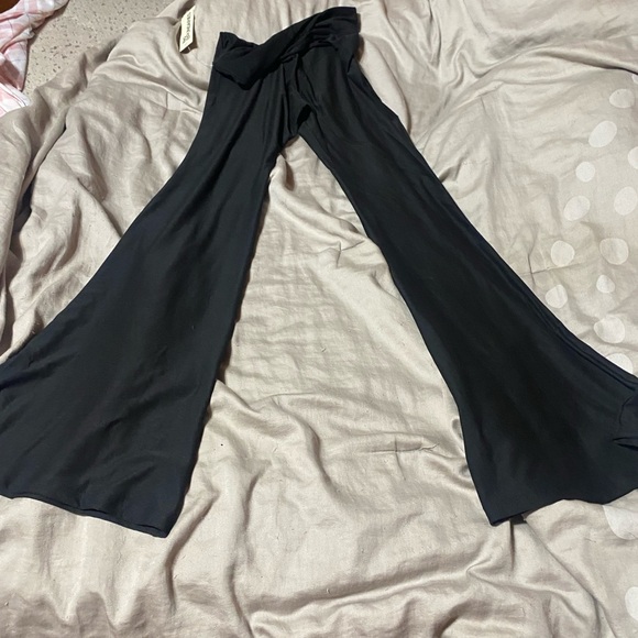 No Boundaries Black Flared Leggings - Picture 4 of 4